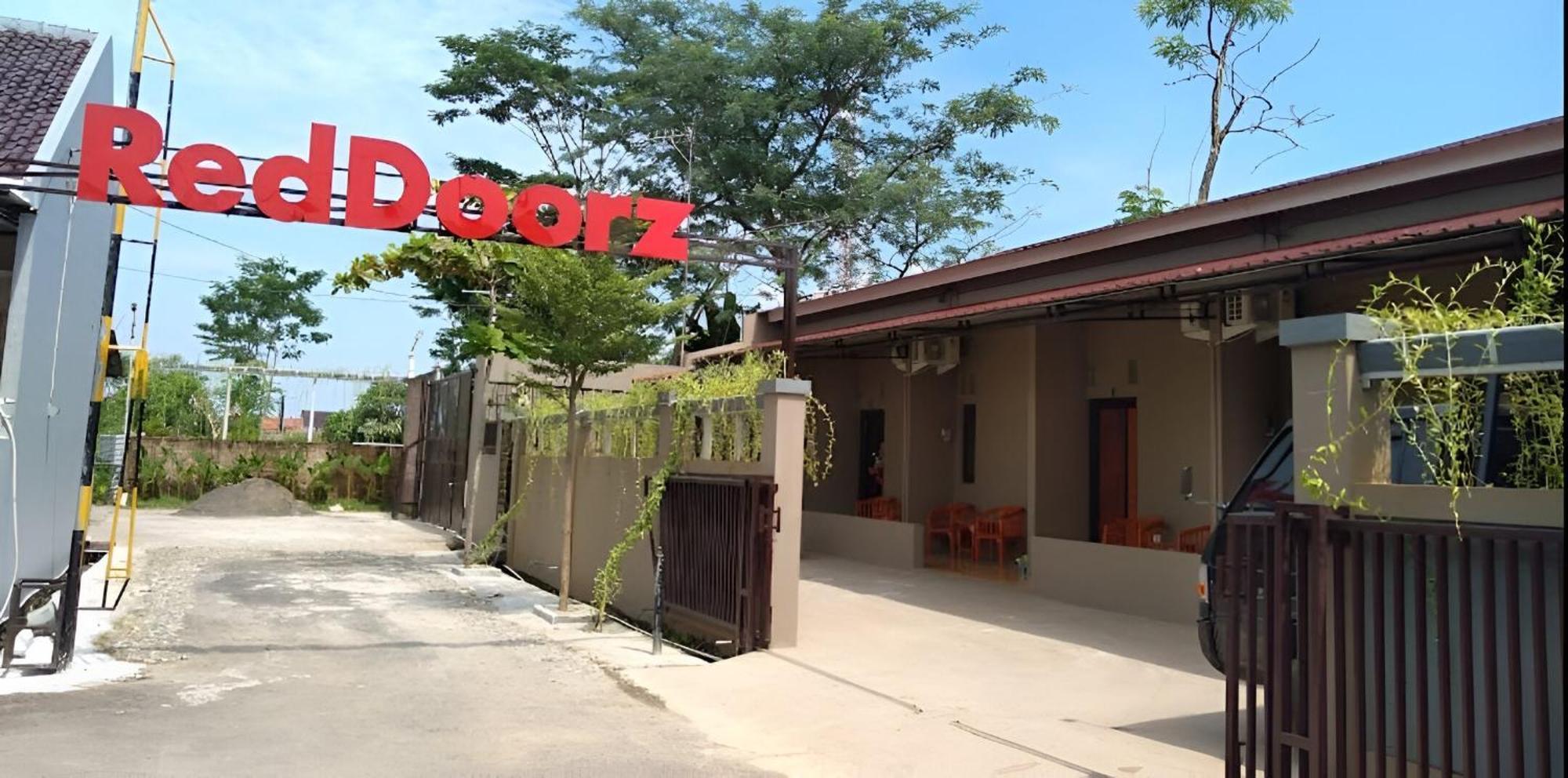 ホテル Reddoorz Syariah Near Exit Tol Pemalang Comal 2 エクステリア 写真